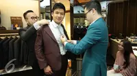 Fendy Chow melakukan fitting baju untuk pernikahannya. (Herman Zakharia/Liputan6.com)