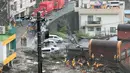 Tim penyelamat melakukan operasi pencarian di lokasi longsoran lumpur di Izusan di Atami, Jepang, Minggu (4/7/2021). Evakuasi korban hilang masih terus dilakukan menyusul bencana tanah longsor dipicu oleh hujan lebat yang menewaskan dua orang tersebut. (Kyodo News via AP)