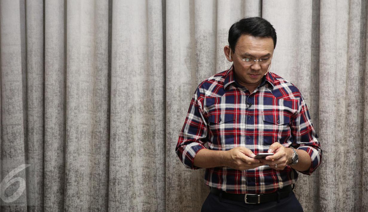 Calon Gubernur DKI Jakarta no 2, Basuki Tjahaja Purnama atau Ahok bersiap dibelakang panggung untuk mengikuti debat terakhir Pilgub DKI Jakarta di Hotel Bidakara, Jakarta, Rabu (12/4). (Liputan6.com/Faizal Fanani)