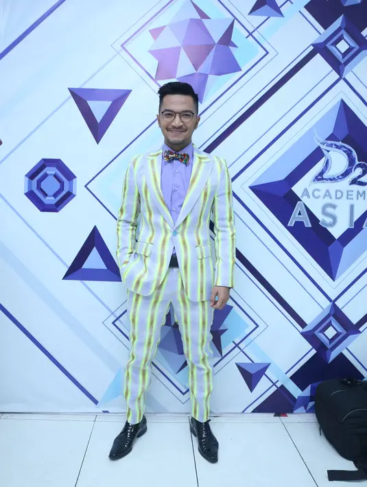 Selain dikenal sebagai penyanyi pop, Ihsan Tarore juga pernah menjadi pemenang dalam pencarian bakat D Academy Celebrity  yang di tayangkan Indosiar. Ia juga mewakili D Academy Asia musim kedua. (Nurwahyunan/Bintang.com)