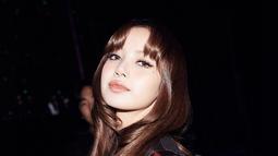 Dalam balutan busana berwarna merah metalik, Lisa membuka penampilan pertamanya dengan lagu &ldquo;Lalisa&rdquo; diiringi oleh back dancer. (Foto: Instagram/ lalalalisa_m)