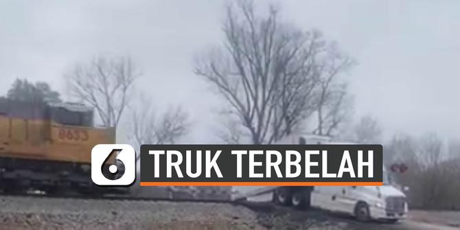 VIDEO: Truk Terbelah Dua Ditabrak Kereta Api