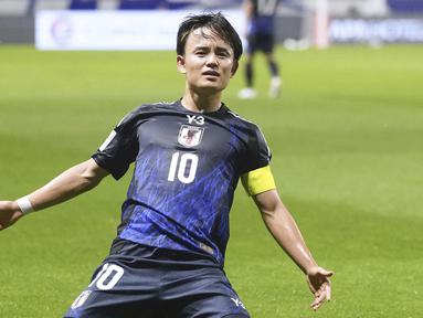 Pemain Jepang, Takefusa Kubo melakukan selebrasi setelah mencetak gol ke gawang Timnas Indonesia dibayangi Mees Hilgers dalam laga Grup C Putaran Ketiga Kualifikasi Piala Dunia 2026 di Suita Stadium, Jepang, Selasa (10/06/2025). (AP Photo/Kyodo News/Shohei Miyano)