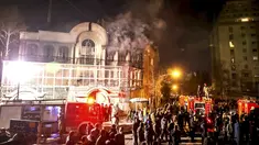 Petugas pemadam kebakaran mencoba mematikan api di kantor Kedubes Arab Saudi, Teheran, Iran, (2/1). Kebakaran terjadi karena kemarahan demonstran kepada kerajaan Arab Saudi yang mengeksekusi mati ulama Syiah, Syeik Nimr al-Nimr. (REUTERS / Mehdi Ghasemi)