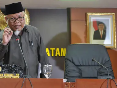 Ketua Mahkamah Kehormatan Dewan (MKD), Surahman Hidayat memberikan keterangan usai sidang di Ruang Sidang MKD DPR RI, Jakarta, Senin (23/11/2015). Hasil Rapat MKD akan menentukan kelanjutan kasus Setya Novanto. (Liputan6.com/Johan Tallo) 