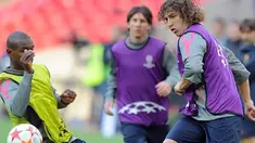 Kapten Barcelona Carles Puyol (kanan) menjajal lapangan Wembley Stadium dalam sesi latihan, 27 Mei 2011, sehari jelang partai final Liga Champions kontra MU. AFP PHOTO/LLUIS GENE