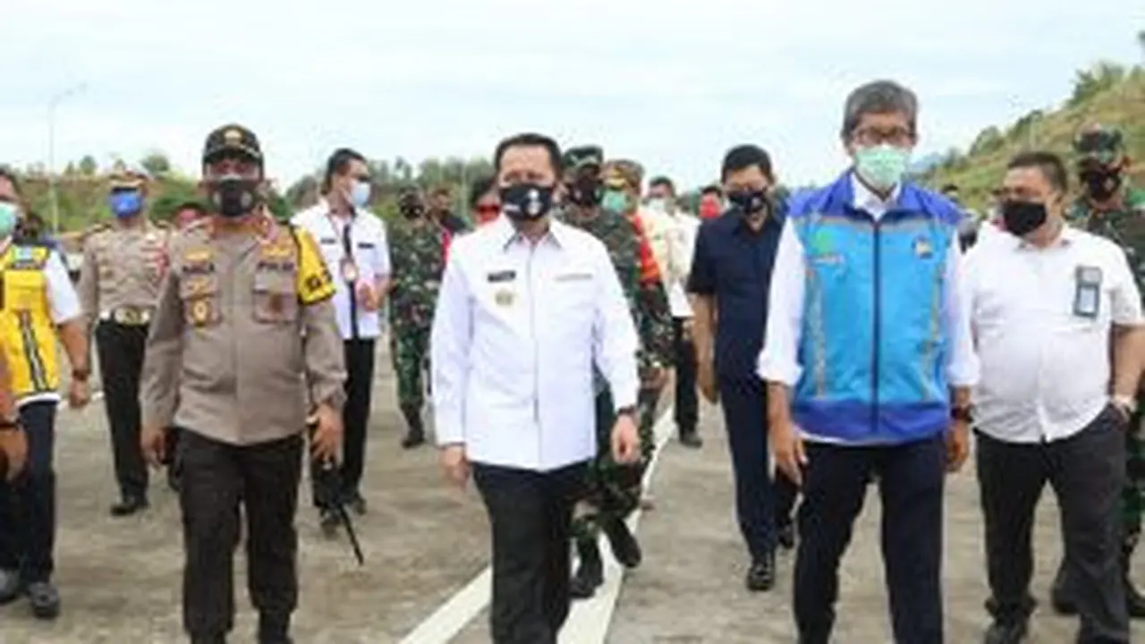 Pjs Gubernur Sulut Agus Fatoni bersama jajaran Forkopimda Sulut membuka operasional Jalan Tol Manado-Bitung.