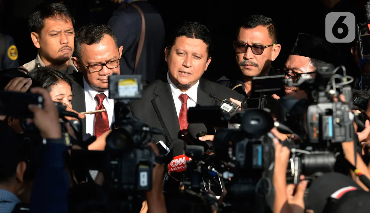 Plt Ketua Dewan Kehormatan Penyelenggara Pemilu (DKPP), Muhammad (tengah) bersama anggota komisioner DKPP, Alfitra Salamm, Idha Budhiati dan Teguh Prasetyo seusai menggelar sidang kode etik kepada Komisioner KPU Wahyu Setiawan di Gedung KPK, Jakarta. Rabu (15/1/2020). (merdeka.com/Dwi Narwoko)
