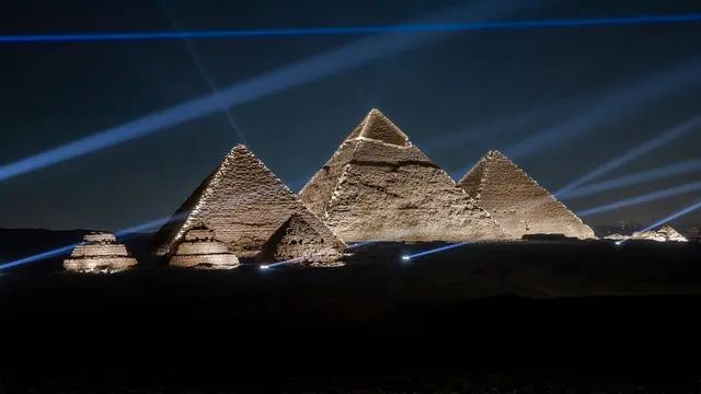 10 Koleksi Busana Dior Men Fall 2023 di Piramida Agung Giza, Terinspirasi Film Dune dan Langit