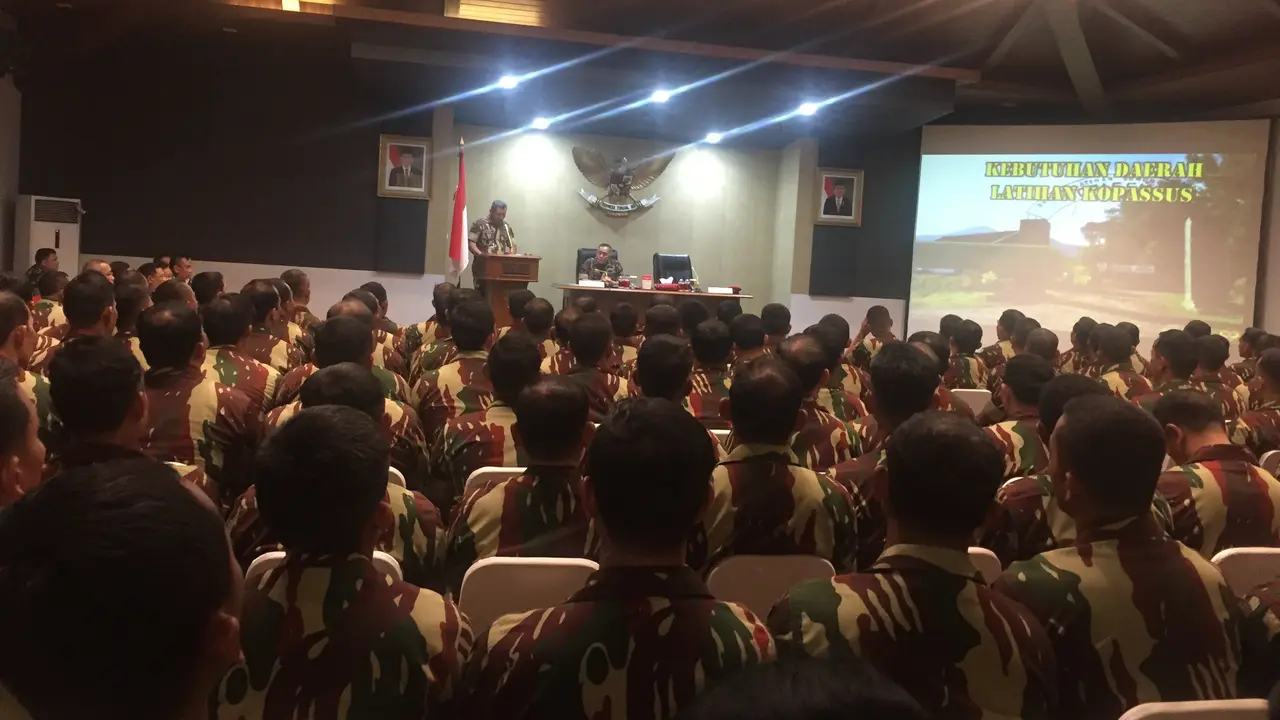 Danjen Kopassus Mayjen Eko Margiyono memaparkan masalah lahan latihan kepada Menteri Pertahanan (Liputan6.com/Muhammad Radityo)