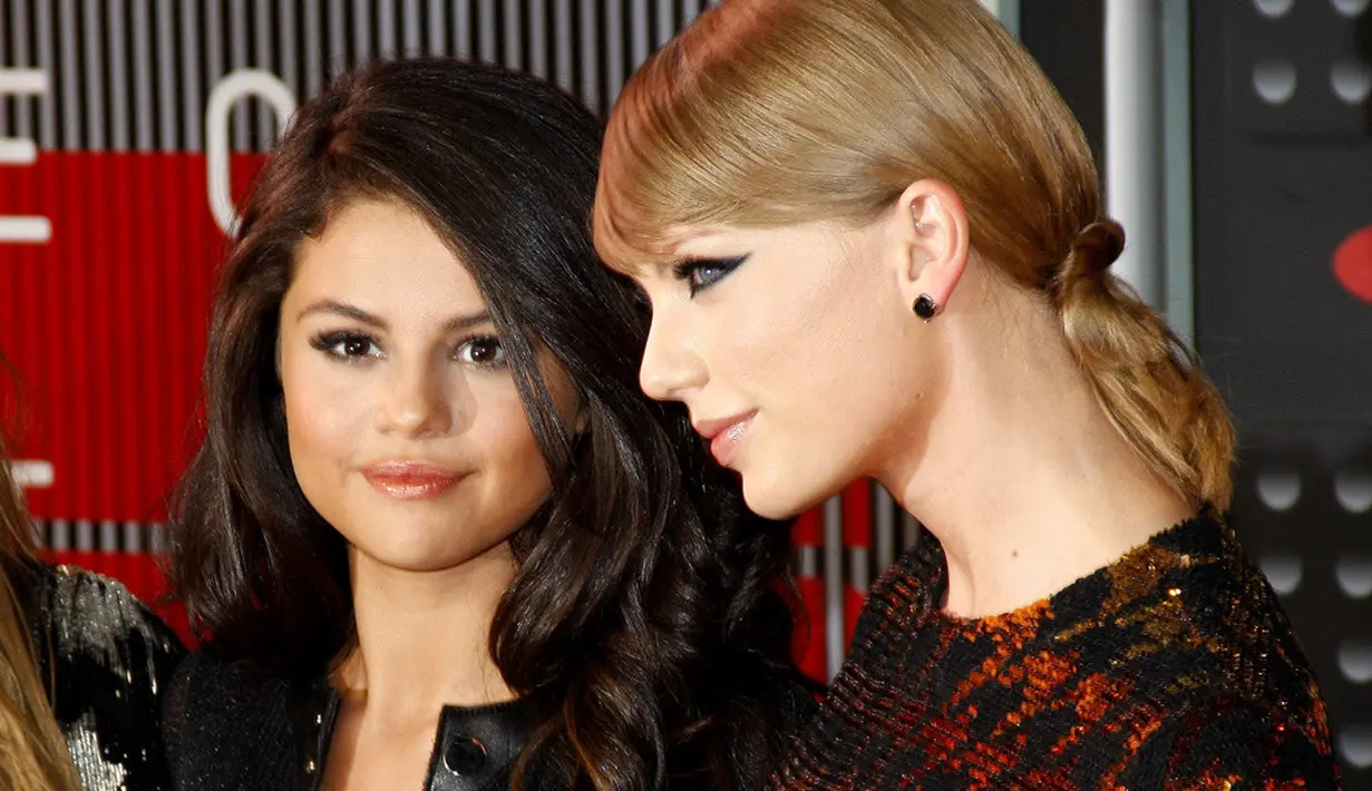 Taylor pun memberikan lirik lagu Selena Gomez sebagai jawaban pertayaan dirinya sendiri itu. "I mean i could but why would i want 2" (R1L Media)
