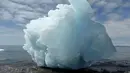 Bongkahan es berukuran raksasa di Nuuk, Greenland, 5 Juni 2016. Cuaca ekstrem membuat sebagian gunung es mencair dan mengakibatkan naiknya air laut. (REUTERS / Alister Doyle)