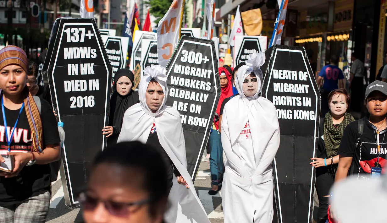Buruh mengenakan kostum pocong selama unjuk rasa peringatan May Day di Hong Kong, Senin (1/5). Pekerja di berbagai belahan dunia mengadakan aksi Hari Buruh Internasional dengan memadati jalan-jalan besar untuk menyuarakan aspirasi (Richard A. Brooks/AFP)