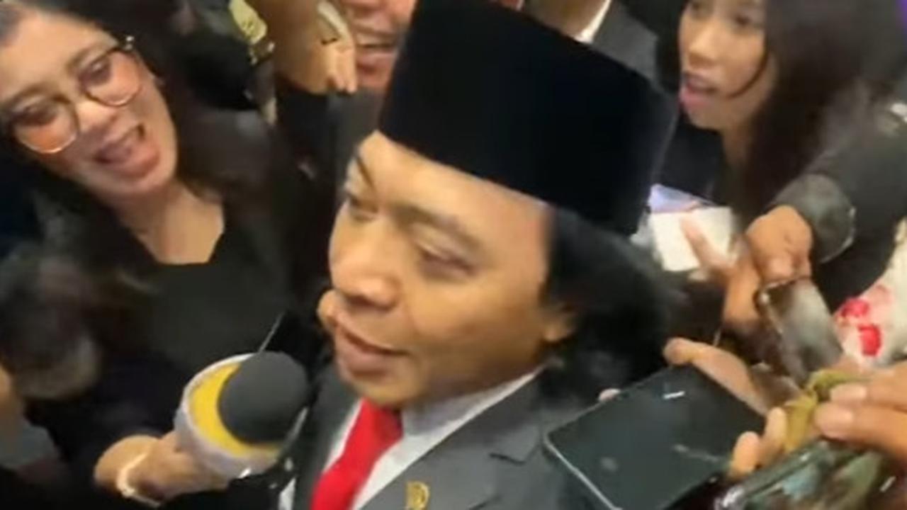 Diburu Sampai Dikejar-kejar, Komeng Jadi Rebutan Usai Dilantik DPD & Bikin Ngakak Keluarkan Celetuk Kocak 'Mobil Mogok