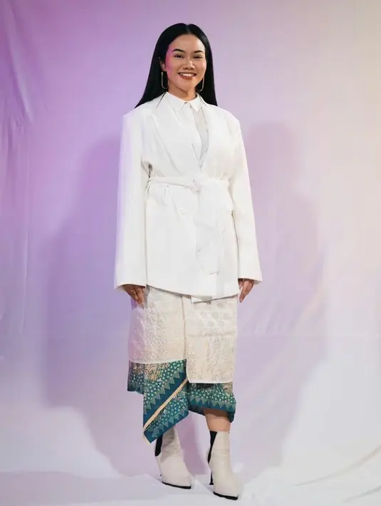 Kesan anggun bisa kamu dapatkan dengan padu padan blazer putih, kain, dan songket kayu. Tak lupa, tambahkan selendang yang diikat menyerupai obi dibagian pinggang. (Instagram.com/SwaraGembira).
