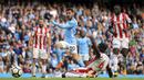 Aksi pemain Manchester City, Bernardo Silva saat mencetak gol ke gawang Stoke City pada lanjutan Premier League di Etihad Stadium, Manchester, (14/10/2017). City menang 7-2.  (Mike Egerton/PA via AP)