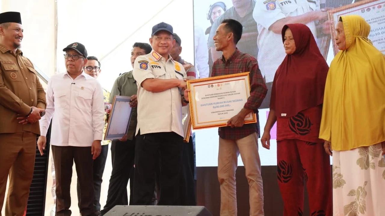 Mendagri Tito Karnavian menyerahkan dana stimulan perbaikan rumah rusak tahap II di Kantor Bupati Aceh Tamiang