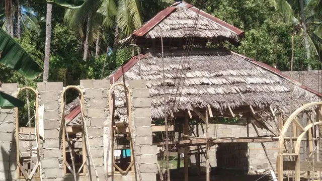 Salah satu masjid di Desa Mata Bondu di Kecamatan Laonti, Kabupaten Konawe Selatan, nyaris rubuh karena tak ada perhatian.(Liputan6.com/Ahmad Akbar Fua)