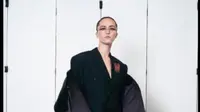 Gelar Fashion Show Pertama dalam 54 Tahun, Balenciaga Gandeng Anak Tiri Kamala Harris, Ella Emhoff. (dok.Instagram @ellaemhoff/https://www.instagram.com/p/CRCJ03hlydY/Henry)