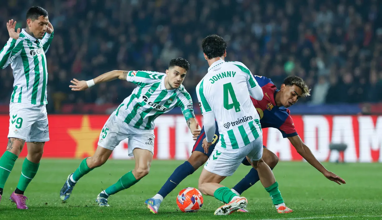 Barcelona harus puas dengan hasil imbang 1-1 saat menjamu Real Betis pada lanjutan Liga Spanyol di Estadi Olimpic Lluis Companys, Minggu (6/4/2025) dini hari WIB. (AP Photo/Joan Monfort)