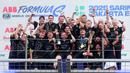 Pembalap tim Kiro Racing, Dan Ticktum bersama timnya berfoto bersama saat menjuarai ajang Jakarta E-Prix 2025 yang berlangsung di Jakarta International ePrix Circuit, Ancol, Sabtu (21/6/2025). (Bola.com/M Iqbal Ichsan)
