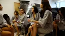 Para kontestan kecantikan berbincang di belakang panggung sebelum seleksi pertama ajang Miss Tiffany Universe 2016 di Bangkok, 20 April 2016. Mereka akan bersaing memperebutkan Mahkota dan hadiah uang sekitar Rp 45 juta (REUTERS/Athit Perawongmetha)