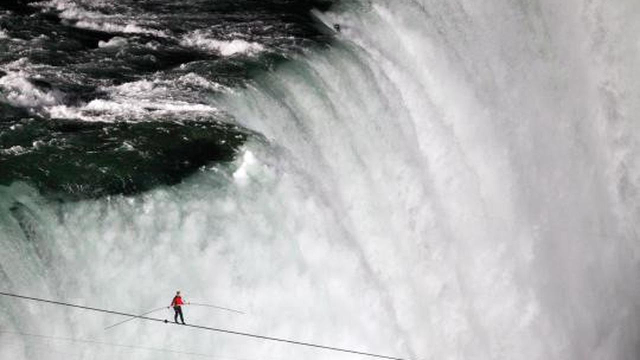 Orang ini sukses seberangi air terjun Niagara