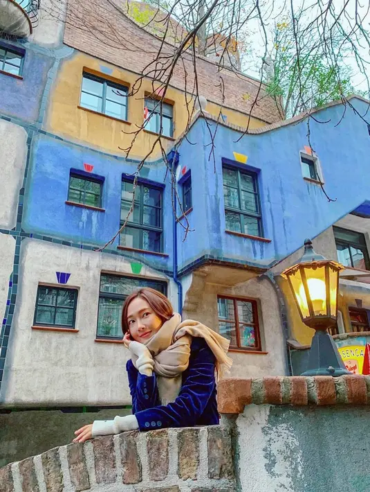 Begini inspirasi fashion musim dingin ala Jessica Jung yang bisa kamu tiru, simple dan berkelas. Jessica memilih memadukan turtle neck berlengan panjang, coat berwarna dongker, ditambah dengan syal. Gimana makin chic ya penampilan Jessica?(Liputan6.com/IG/@jessica.syj)
