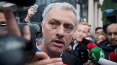 Ekspresi Pelatih Manchester United, Jose Mourinho saat meninggalkan gedung pengadilan di Madrid, Spanyol, (3/11). Mourinho dipanggil oleh pengadilan Madrid atas tuduhan pengelapan pajak. (AP Photo / Paul White)