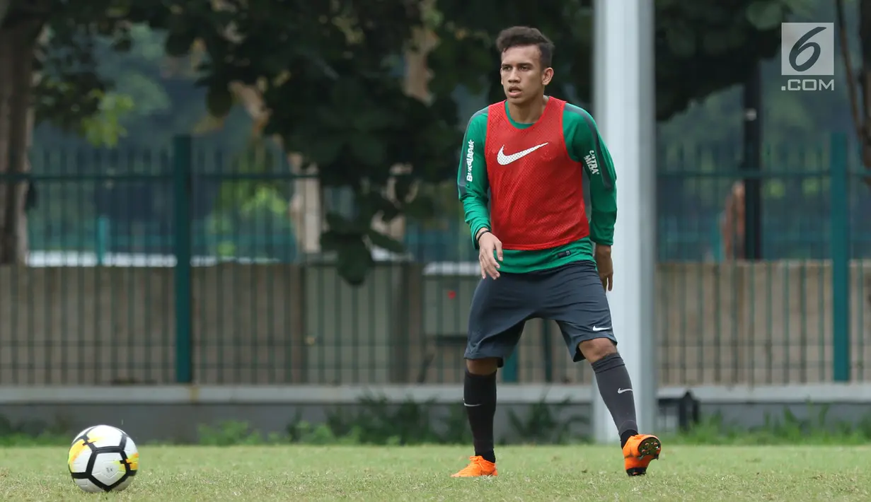 Pesepakbola, Egy Maulana Vikri saat mengikuti latihan bersama Timnas Indonesia U-23 di Lapangan A Senayan, Jakarta, Sabti (17/3). Latihan ini persiapan uji tanding melawan Singapura pada 21 Maret mendatang. (Liputan6.com/Helmi Fithriansyah)