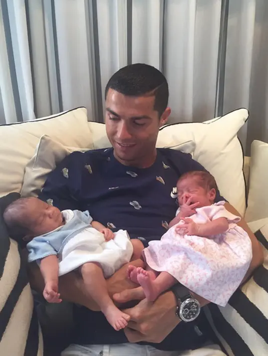 Bintang Real Madrid ini telah mendapatkan kebahagiaan atas kelahiran anak kembarnya beberapa hari yang lalu. Ia pun mengumumkan kehadiran anaknya itu lewat akun media sosial pribadinya. (Instagram/cristiano)