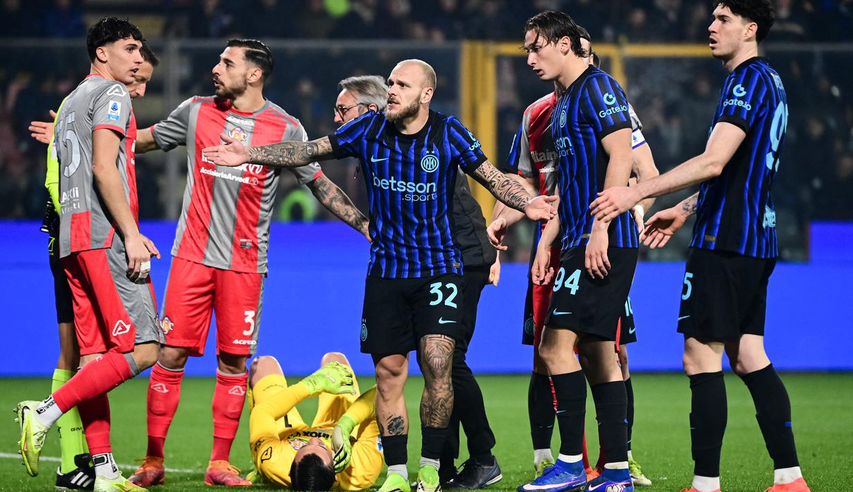 Pemain Inter Milan tampak marah pada suporter saat insiden kiper Cremonese, Emil Audero, yang terkena petasan pada laga pekan ke-23 Liga Italia 2025/2026 di Stadion Giovanni Zini, Cremona, Minggu (1/2/2026). (AFP/Piero Cruciatti)