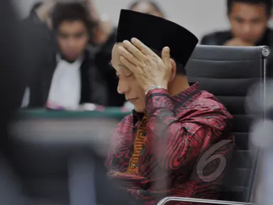 Ketua DPRD Bangkalan nonaktif  Fuad Amin Imron menjalani sidang perdana di Pengadilan Tipikor, Jakarta, Kamis (7/5/2015). Fuad terlibat kasus dugaan suap jual beli pasokan gas alam di Gresik dan Gili Timur, Bangkalan. (Liputan6.com/Andrian M Tunay)