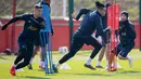 Pemain Manchester United (MU) Marcos Rojo (kiri) bersama Chris Smalling (tengah) dan Juan Mata (kanan) saat berlatih jelang menghadapi Barcelona pada leg pertama perempat final Liga Champions 2018/2019 di Aon Training Complex, Manchester,Inggris, Selasa (9/4). (Ian Hodgson/PA via AP)