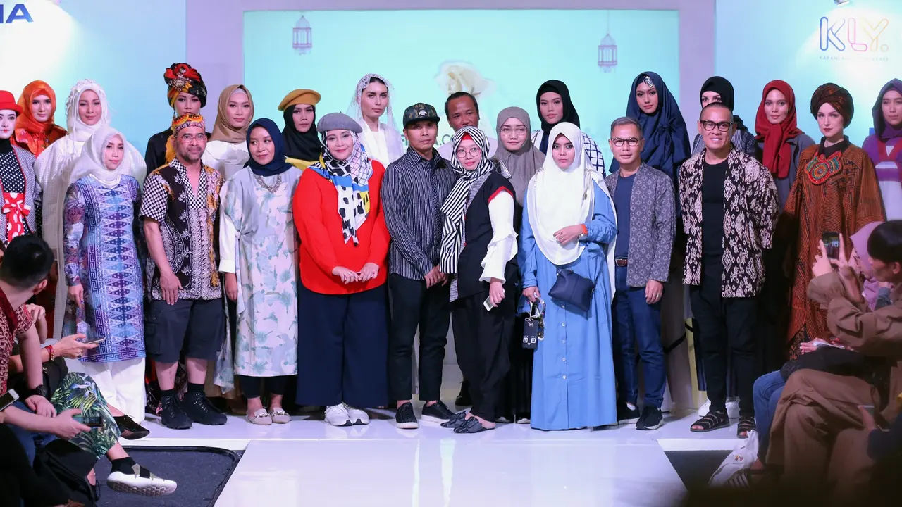 [Bintang] Hiasi FIMELA Fuchsia Market, Lihat Parade Fashion Desainer Modest yang Penuh Motif