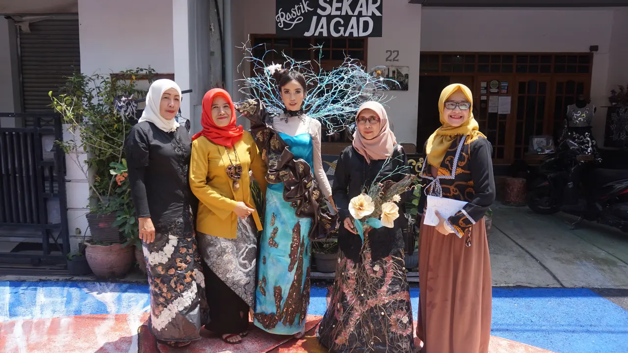 Ibu-ibu Pamitran IV, Kompleks Panghegar Permai, RT 05/09, Kelurahan Cipadung Kulon, Kecamatan Panyileukan, Kota Bandung, memamerkan produk barang bekas yang mereka daur ulang