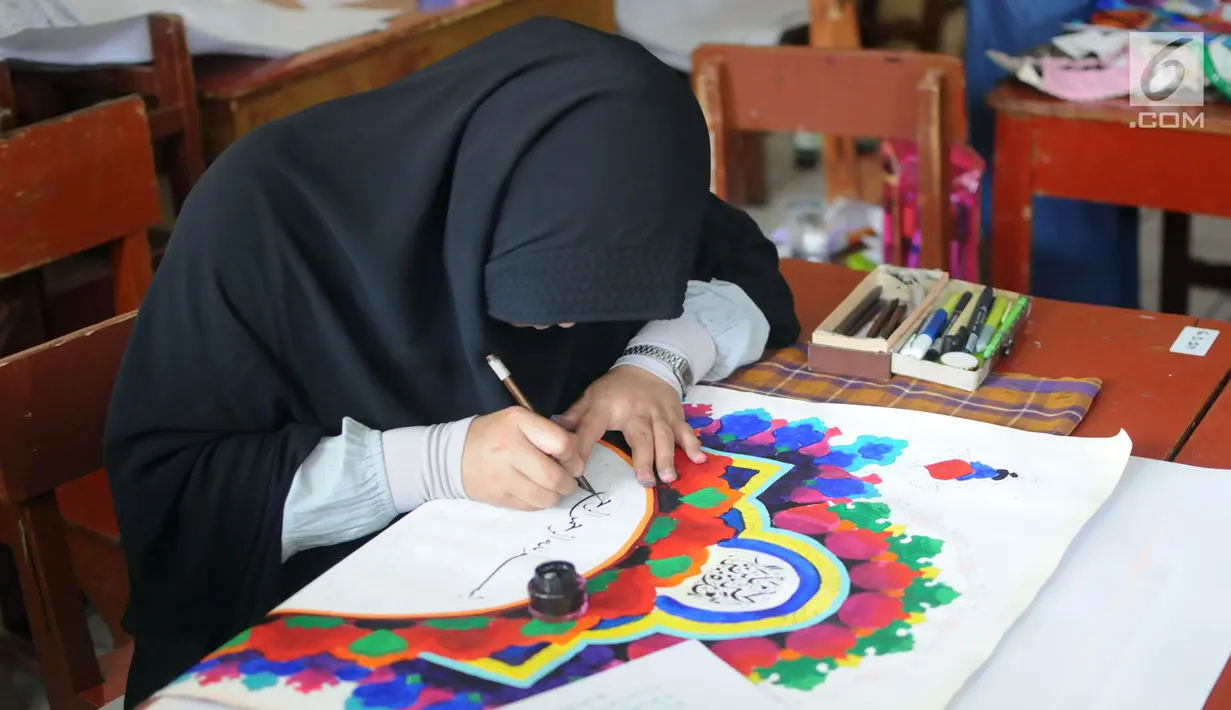 Peserta membuat kaligrafi kategori mushaf Alquran pada lomba MTQ Tingkat Kota Tangerang Selatan, Banten, Selasa (18/9). Lomba MTQ dilangsungkan pada tanggal 17 hingga 20 September 2018. (Merdeka.com/Arie Basuki)