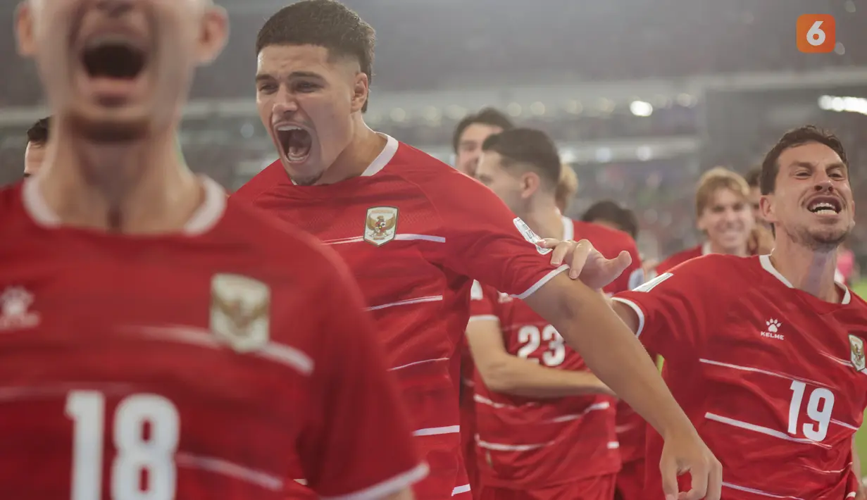 Para pemain Timnas Indonesia berlari menuju tribun penonton setelah memenangkan adu penalti atas Thailand pada final FIFA ASEAN Cup 2026 di Stadion Utama Gelora Bung Karno (SUGBK), Jakarta, Senin (5/10/2026). (KLY/Budy Santoso)
