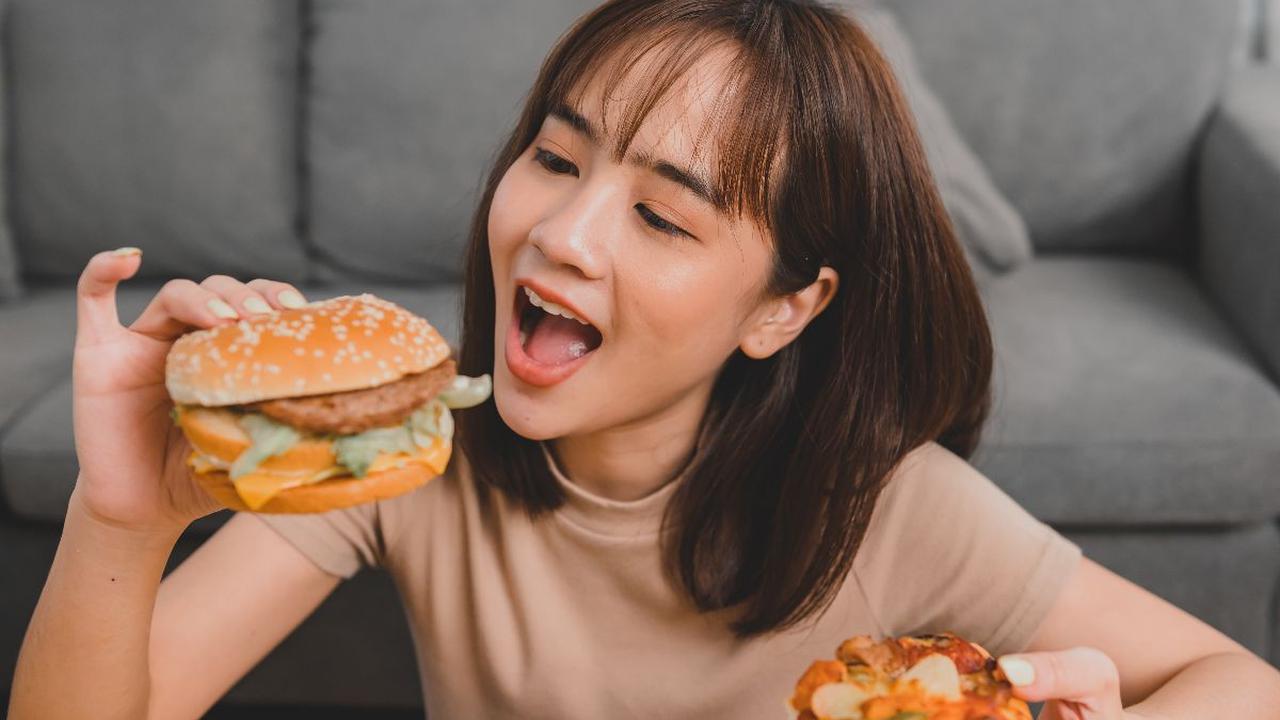 Makan Makanan Cepat Saji