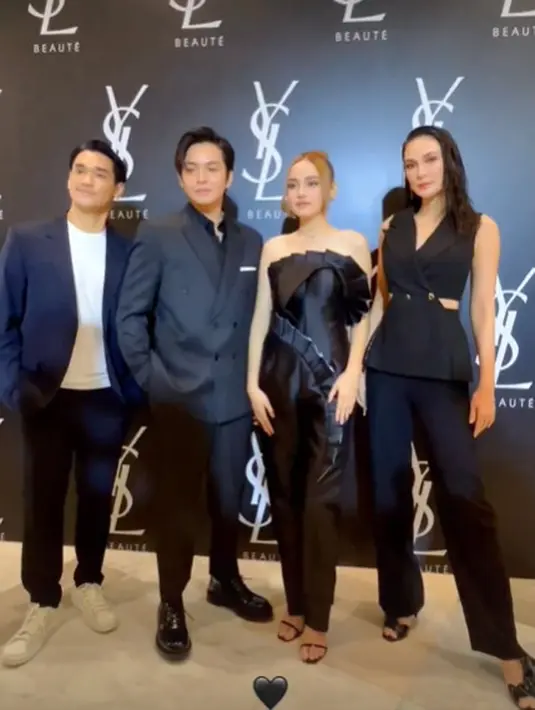 Tak kalah menawan, rambut Syifa Hadju ditata dengan up bun dan poni belah tengah [@syifahadju]