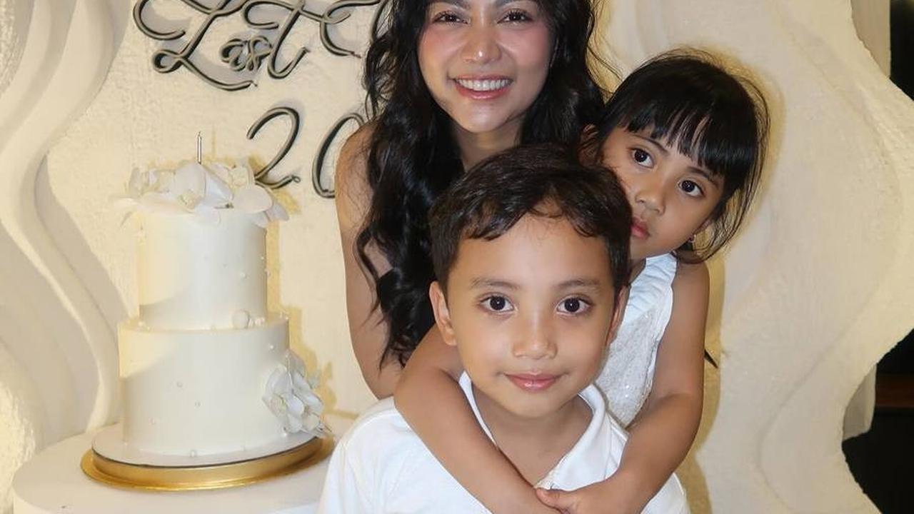 Selain sahabat-sahabatnya, perayaan ulang tahun Rachel Vennya semakin istimewa karena dihabiskan bersama kedua buah hati tercinta, Chava dan Xabiru.<br><br>