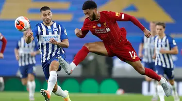 Bek Liverpool, Joe Gomez menendang bola menjauh dari pemain Brighton & Hove Albion, Neal Maupay (kiri) pada lanjutan pertandingan Liga Inggris di Stadion Falmer, Kamis (9/7/2020) dini hari WIB. Liverpool berhasil kalahkan Brighton dengan skor 3-1. (AP Photo/Paul Childs,Pool)