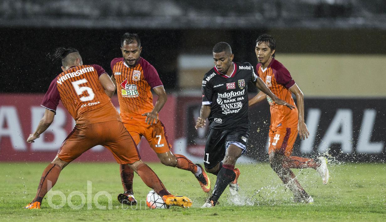 Pemain Bali United FC, Yabes Roni Malaifani berusaha melewati hadangan para pemain Pusamania Borneo FC pada laga Piala Presiden 2017 di Stadion I Wayan Dipta, Bali, Senin (13/2/2017). (Bola.com/Vitalis Yogi Trisna)
