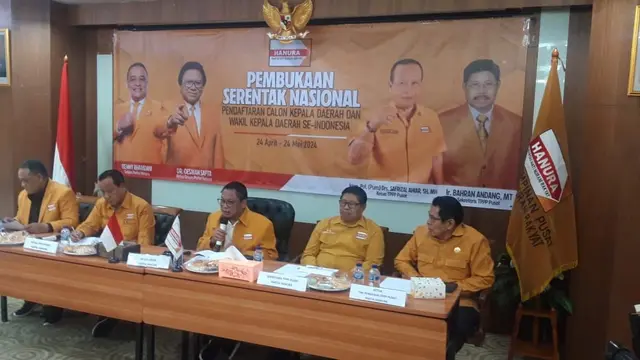 Ketua Umum Partai Hanura, Oesman Sapta Odang, di kantor DPP Partai Hanura, Gedung The City Tower Jakarta Pusat, Selasa (23/4/2024). Partau Hanura resmi membuka pendaftaran calon kepala daerah se-Indonesia. (Liputan6.com/Muhammad Radityo Priyasmoro)