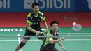 Pasangan Malaysia, Tan Kian/Lai Peng bersiap menahan serangan Tontowi Ahmad/Liliyana Natsir pada babak pertama Indonesia Open 2018 di Istora Senayan, Jakarta, (3/6/2018). Tontowi/Liliyana menang 21-11 21-14.  (Bola.com/Nick Hanoatubun)