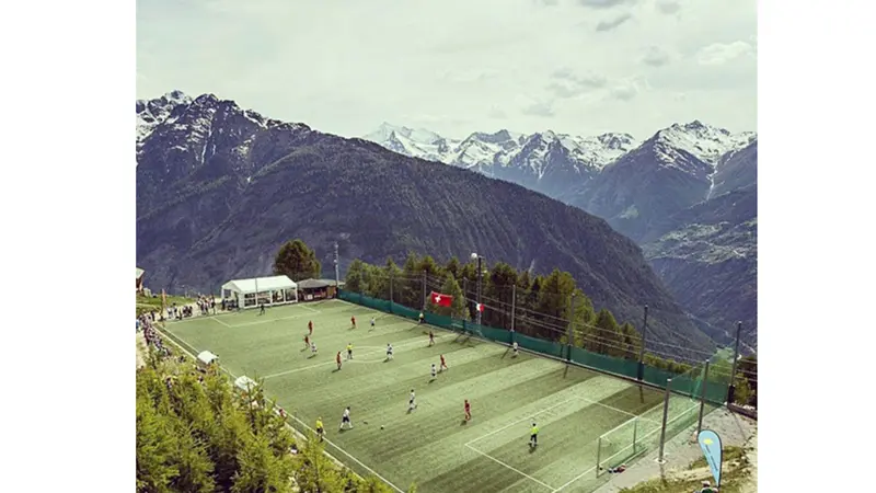 Lapangan Sepak Bola Unik Dengan Pemandangan Indah