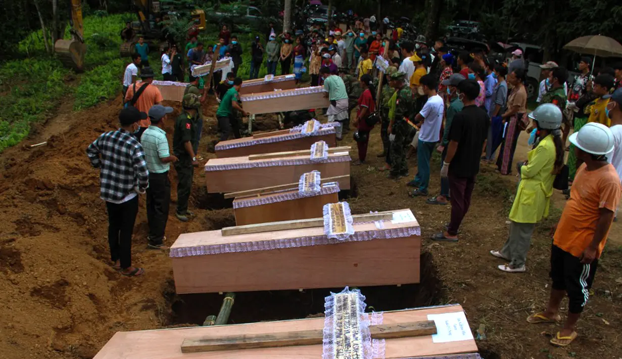 Serangan pada Senin (9/20) malam waktu setempat terjadi di kamp pengungsi Mong Lai Khet yang terletak di pinggiran Laiza, kota di perbatasan China-Myanmar tempat KIO bermarkas. Beberapa bagian kamp hancur akibat ledakan dahsyat sekitar tengah malam. (STR/AFP)