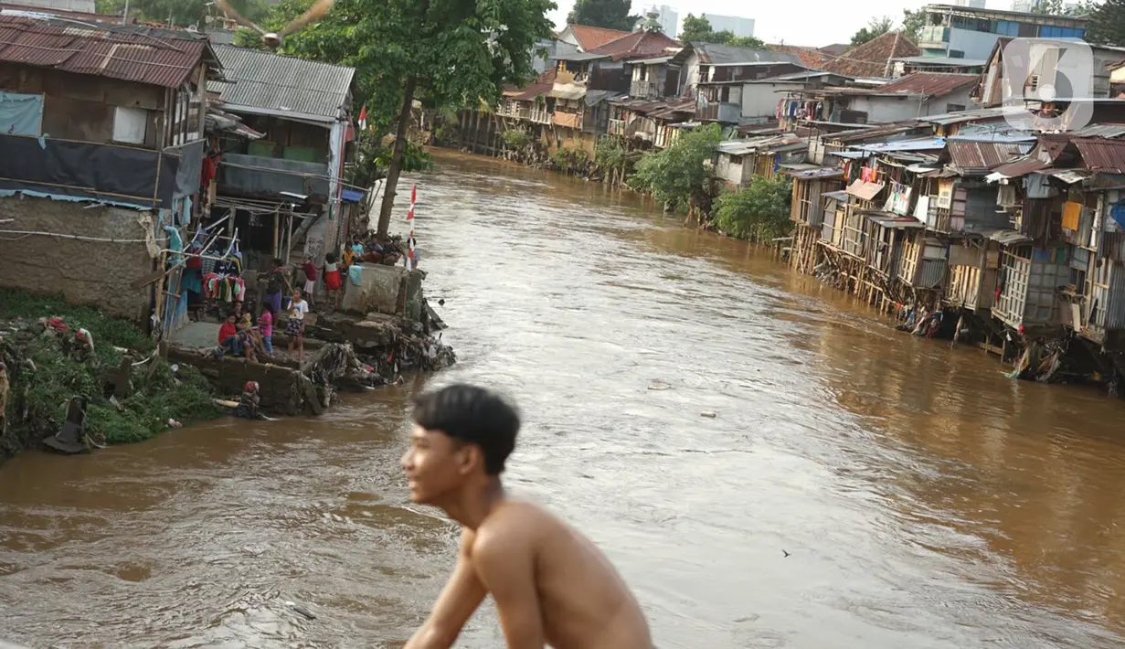 Aktivitas warga di bantaran Sungai Ciliwung, Jakarta, Senin (5/10/2020). Pemprov DKI mencatat kenaikan angka kemiskinan Jakarta sebesar 1,11 persen menjadi 4,53 persen pada bulan September 2020 karena terdampak pandemi COVID-19. (Liputan6.com/Immanuel Antonius)
