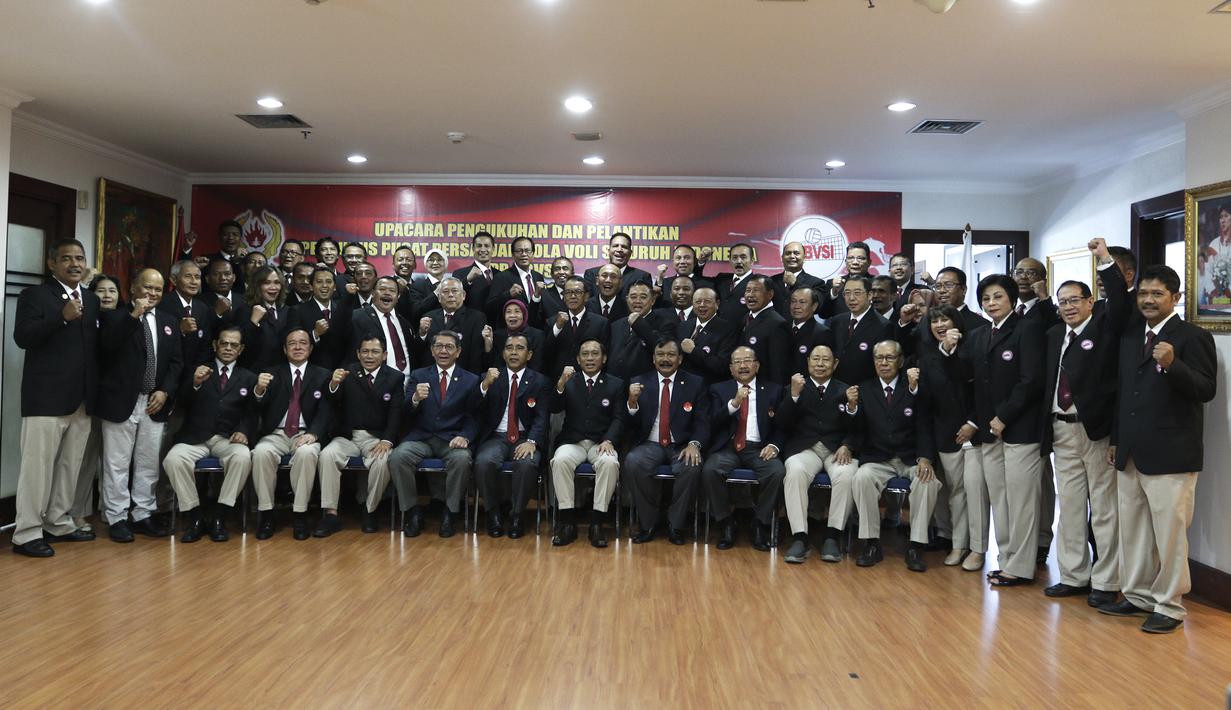 Jajaran Pengurus Pusat PBVSI 2018-2022 usai pengukuhan dan pelantikan di Gedung KONI, Jakarta, Kamis (28/2). Imam Sudjarwo terpilih kembali sebagai ketua untuk periode 2018-2022. (Bola.com/Yoppy Renato)