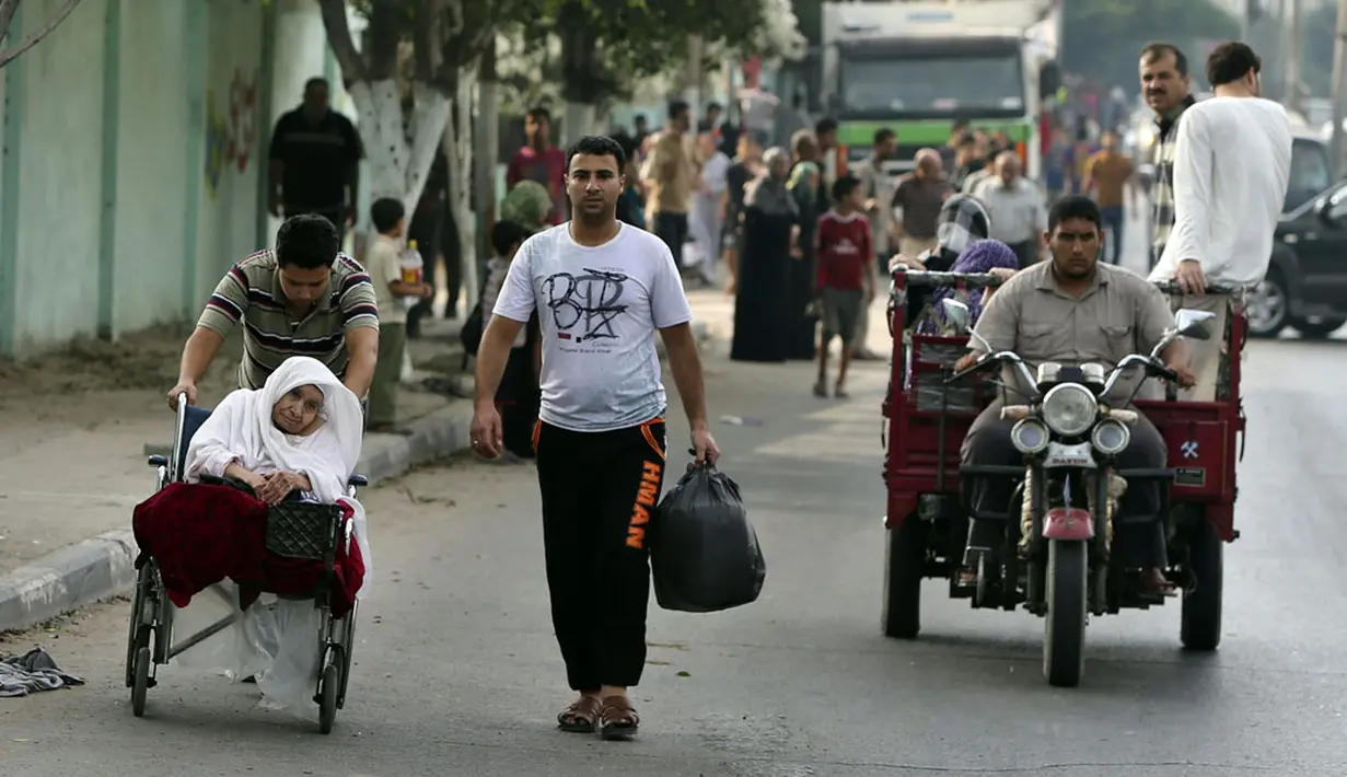 Warga berusia lanjut pun terpaksa dievakuasi keluar dari Shujayeh, (20/7/2014), untuk menghindari meningkatnya serangan militer Israel ke Gaza, Palestina. (REUTERS/Mohammed Salem)